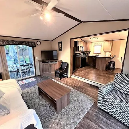 Resort Near Wineries, River, Trails! Large Pool! Niagara-on-the-Lake Exterior photo