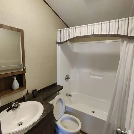 Resort Near Wineries, River, Trails! Large Pool! Niagara-on-the-Lake Exterior photo